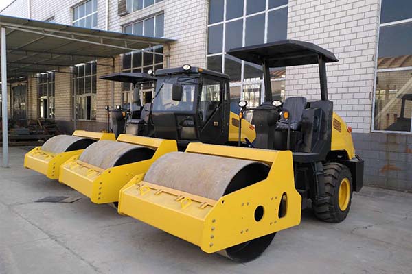 <a href='http://www.cqmth.com' target='_blank'>壓路機</a>廠家