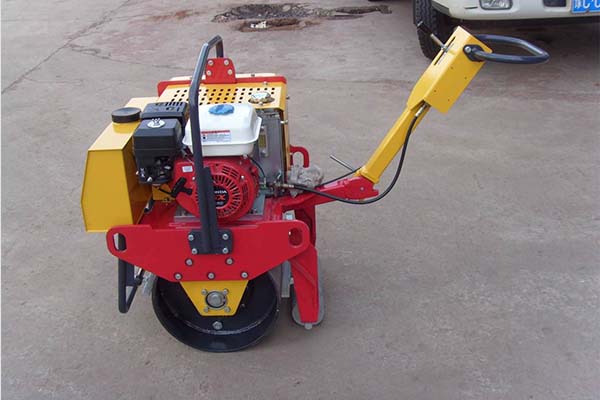 小型<a href='http://www.cqmth.com' target='_blank'>壓路機</a>